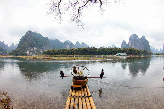 中国广西桂林阳朔漓江烟雨雾奇观