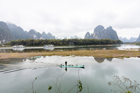 中国广西桂林阳朔漓江烟雨雾奇观