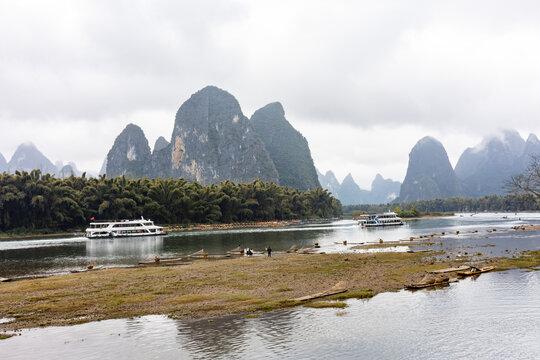 中国广西桂林阳朔漓江烟雨雾奇观