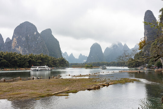 中国广西桂林阳朔漓江烟雨雾奇观