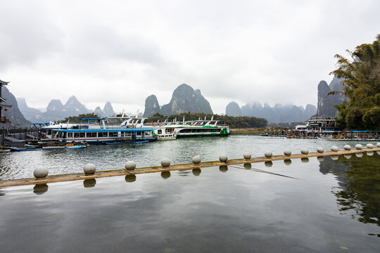 中国阳朔桂林漓江烟雨雾海奇观