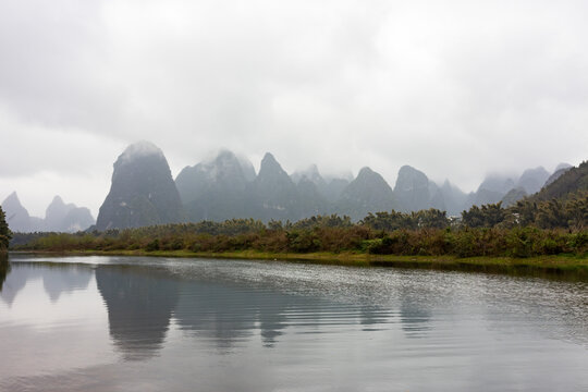 中国阳朔桂林漓江烟雨雾海奇观