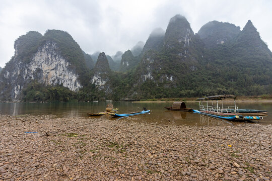 中国阳朔桂林漓江烟雨雾海奇观