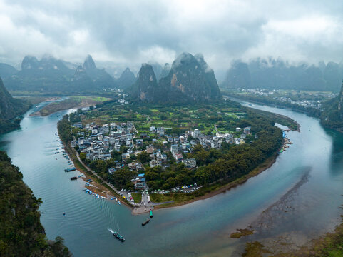 中国阳朔桂林漓江烟雨雾海奇观