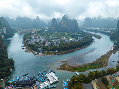 中国阳朔桂林漓江烟雨雾海奇观