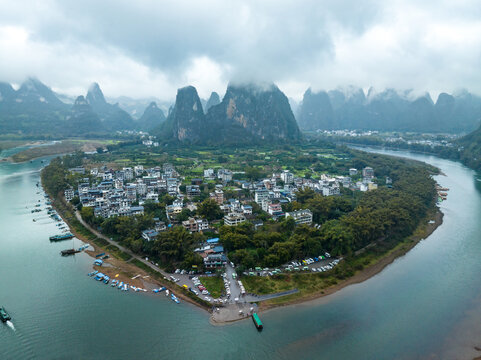 中国阳朔桂林漓江烟雨雾海奇观