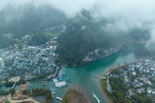 中国阳朔桂林漓江烟雨雾海奇观