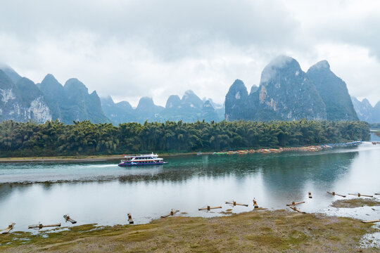 广西阳朔桂林山水烟雨雾海奇观