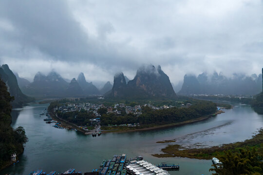 广西阳朔桂林山水烟雨雾海奇观