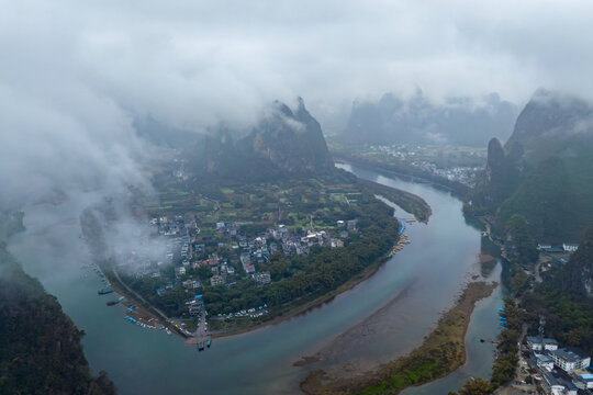 广西阳朔桂林山水烟雨雾海奇观