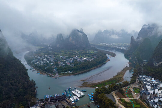 广西阳朔桂林山水烟雨雾海奇观