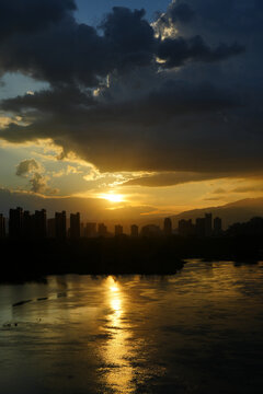 夕阳下的城市轮廓