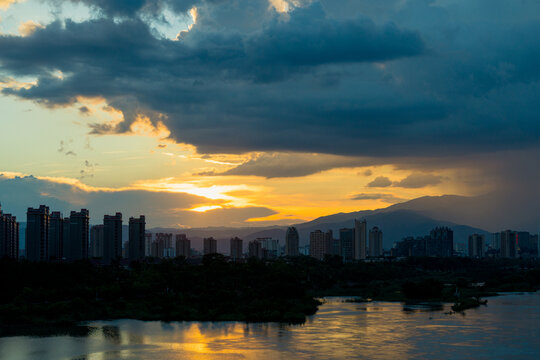 夕阳下的城市轮廓