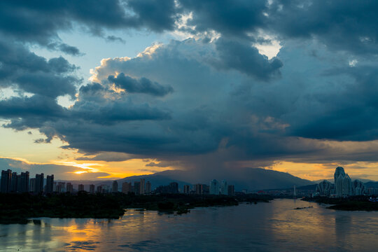 夕阳下的城市轮廓