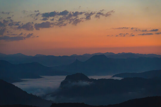 日出前山之间的云海