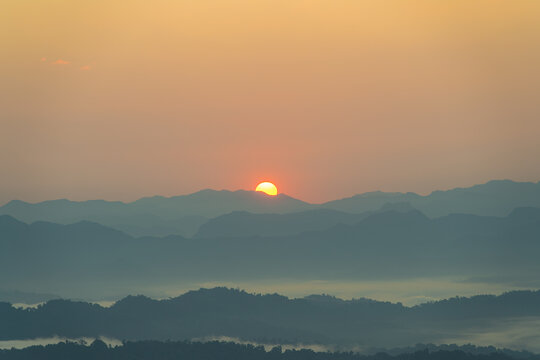 日出和云海