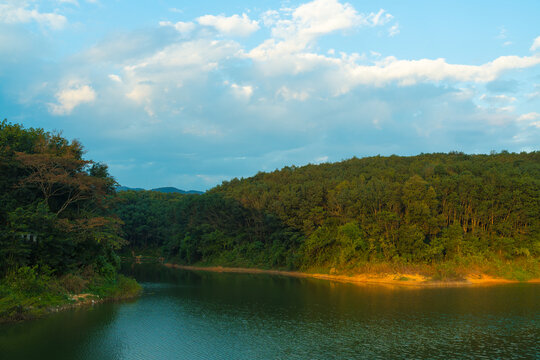 夕阳下的湖光山色