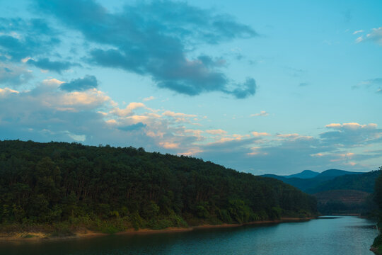 夕阳下的湖光山色