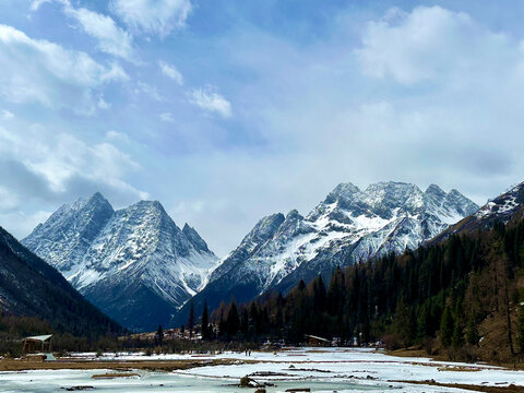 宏伟雪山