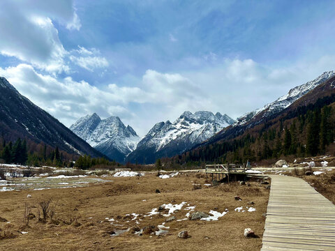 环山辽阔