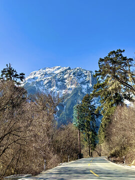 公路远处的雪山