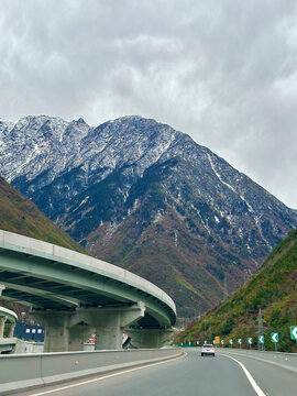 马路远处的高山