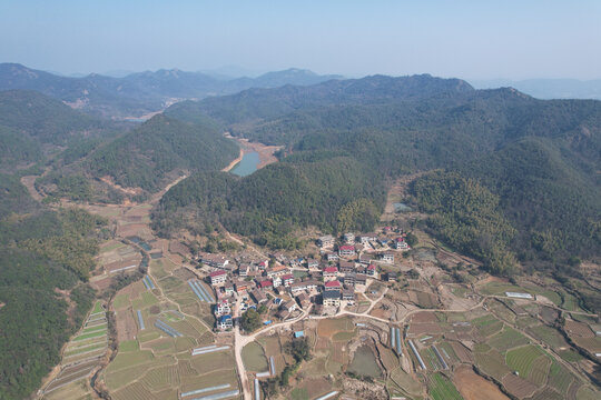 大山下的农村