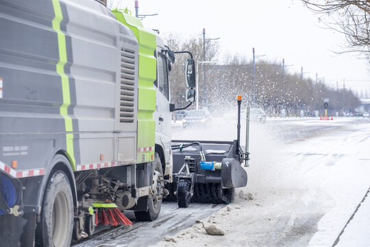 洗扫车在清理地面积雪