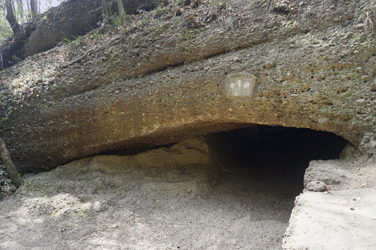 四川剑门关砾岩溶蚀洞穴小穿洞