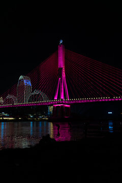 夜晚在澜沧江大桥下玩水的人