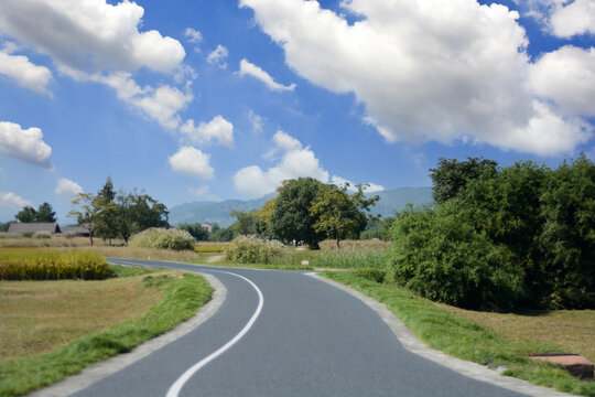 蓝天白云道路