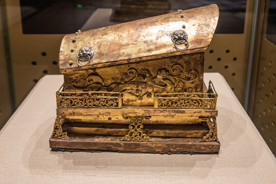 唐代鎏金龙纹铜棺