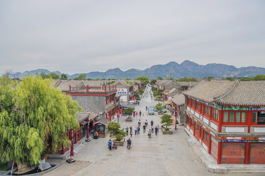 俯瞰山海关古城建筑群和燕山