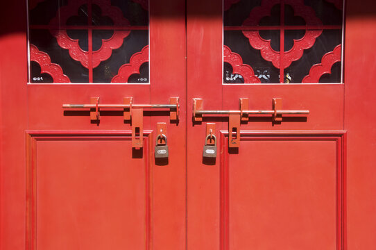 传统红漆门