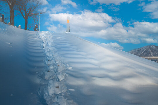 冬天雪中脚印