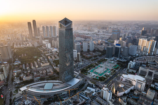 夕阳下中国辽宁沈阳市府广场