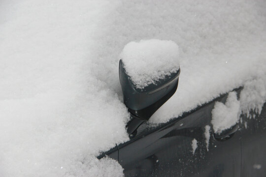 白雪覆盖的汽车