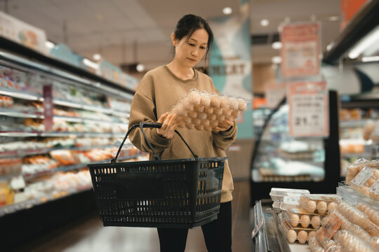 超市冷藏柜前挑选食品保鲜的女人