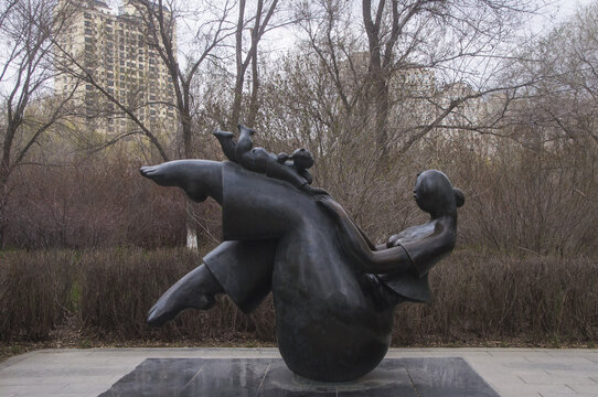 公园母子雕塑