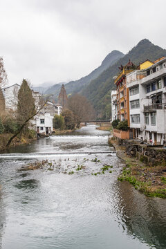 山谷溪水