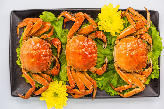 餐桌上一盘菊花点缀的螃蟹大闸蟹