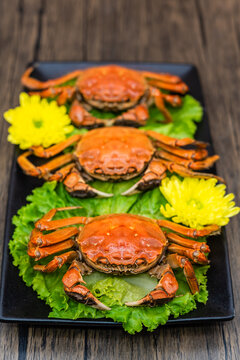 餐桌上一盘菊花点缀的螃蟹大闸蟹