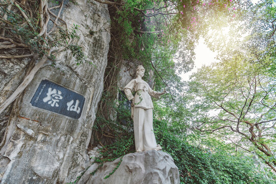 广西柳州鱼峰山公园刘三姐雕像