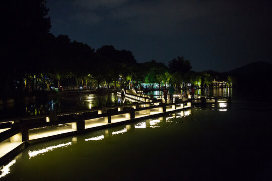 西湖夜景唯美湖面