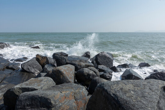 平潭海洋蓝天岩石海浪自然风景