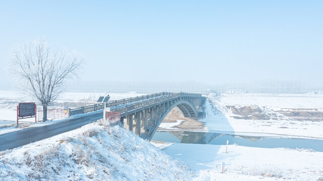 运河古桥雪景航拍水利工程