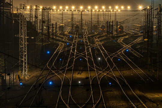 纵横交错的铁路轨道火车车站夜景