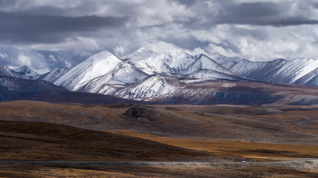 中国西藏的雪山