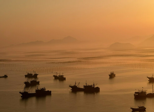 夕阳海边渔船