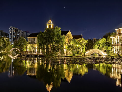 美丽的夜景夜晚建筑水面倒影